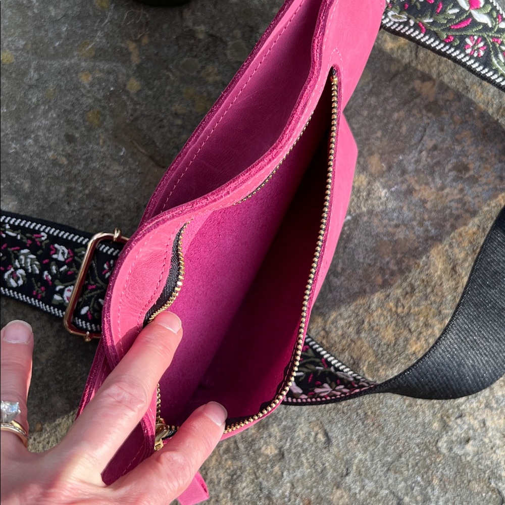 Lovely Pink Leather Crossbody Bag - Picture 6 of 9